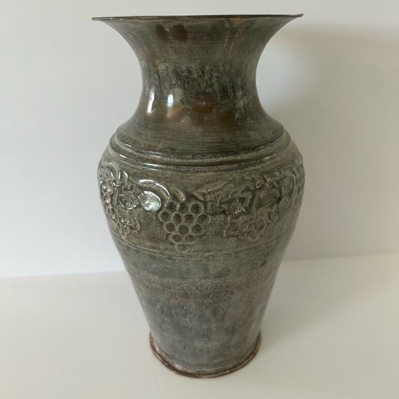 Vintage 10” Hosley Pickled Finish Metal Embossed Grape Design Vase - NWT - Picture 2 of 8